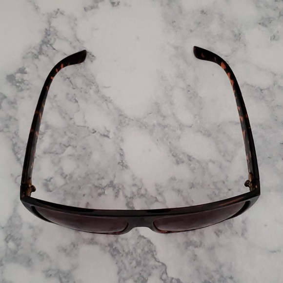 Oversized Sunglasses - Picture 3 of 6